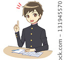 一個穿著校服的男孩在學習和指點 131945570
