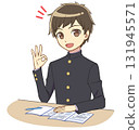 一個穿著校服的男孩正在學習 131945571
