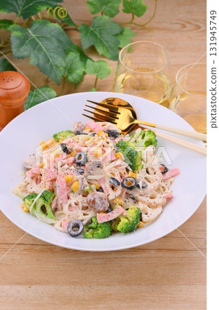 百貨風格配菜：蓮藕、蓮藕、蓮藕火腿蛋黃醬沙拉、根莖類蔬菜蛋黃醬沙拉。 131945749