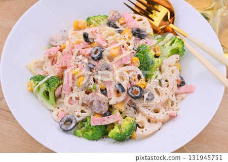 Department store style side dishes: lotus root, lotus root, lotus root and ham mayonnaise salad, root vegetable mayonnaise salad. Department store style side dishes: lotus root, lotus root, lotus root and ham mayonnaise salad, root vegetable mayonnaise salad. 131945751