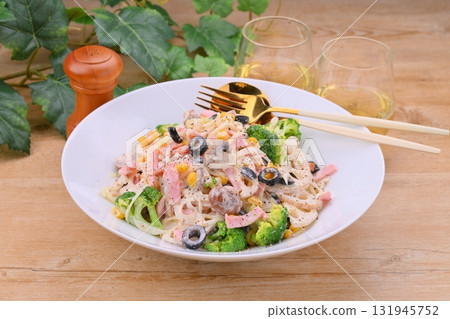 Department store style side dishes: lotus root, lotus root, lotus root and ham mayonnaise salad, root vegetable mayonnaise salad. 131945752