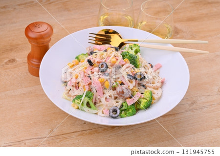 百貨風格配菜：蓮藕、蓮藕、蓮藕火腿蛋黃醬沙拉、根莖類蔬菜蛋黃醬沙拉。 131945755