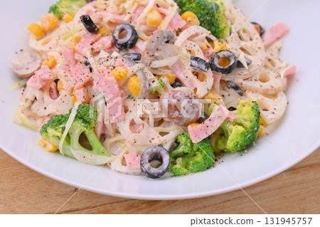 百貨風格配菜：蓮藕、蓮藕、蓮藕火腿蛋黃醬沙拉、根莖類蔬菜蛋黃醬沙拉。 131945757