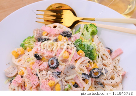 百貨風格配菜:蓮藕、蓮藕、蓮藕火腿蛋黃醬沙拉、根莖類蔬菜蛋黃醬沙拉。 百貨風格配菜:蓮藕、蓮藕、蓮藕火腿蛋黃醬沙拉、根莖類蔬菜蛋黃醬沙拉。 131945758