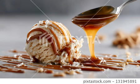 冰淇淋上的焦糖,乾淨的背景 冰淇淋上的焦糖,乾淨的背景 131945891