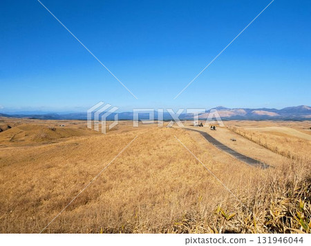遊客們正在欣賞大觀峰（熊本縣阿蘇山）的冬季美景 131946044