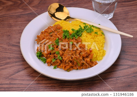 自製乾咖哩，配上牛肉碎、豬絞肉、洋蔥和辣椒（薑黃米飯） 131946186