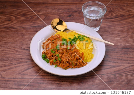 自製乾咖哩，配上牛肉碎、豬絞肉、洋蔥和辣椒（薑黃米飯） 131946187