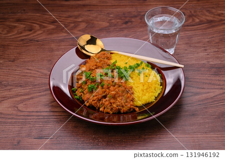 自製乾咖哩，配上牛肉碎、豬絞肉、洋蔥和辣椒（薑黃米飯） 131946192