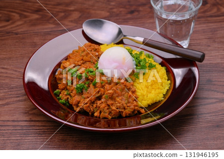 自製乾咖哩,配上牛肉碎、豬絞肉、洋蔥和辣椒(薑黃米飯) 自製乾咖哩,配上牛肉碎、豬絞肉、洋蔥和辣椒(薑黃米飯) 131946195