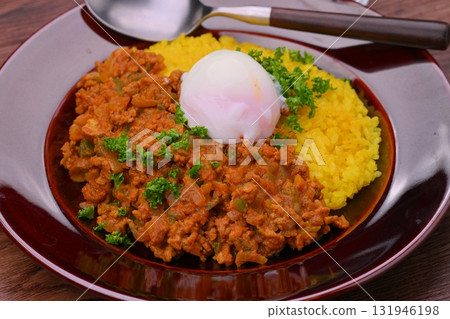 自製乾咖哩，配上牛肉碎、豬絞肉、洋蔥和辣椒（薑黃米飯） 131946198