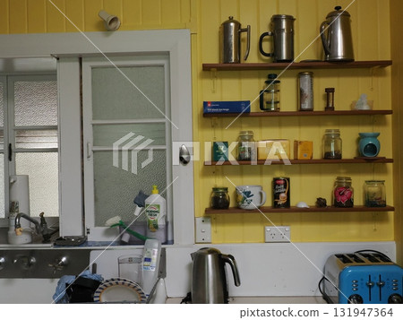 凱恩斯的清晨-黃色牆壁上排列著生活用具。餐廳、私人住所、廚房、黃色、牆壁、架子、窗戶、光線、陰影、構圖 凱恩斯的清晨-黃色牆壁上排列著生活用具。餐廳、私人住所、廚房、黃色、牆壁、架子、窗戶、光線、陰影、構圖 131947364