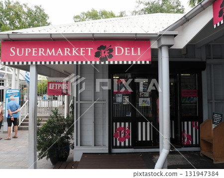 Palm Cove Store – Hibiscus Blooming Under the Red Eaves and Everyday Life 131947384