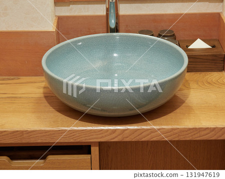 飯店浴室水槽的水龍頭和自來水流 飯店浴室水槽的水龍頭和自來水流 131947619