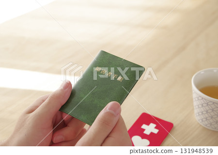 一位女士正在查看她的殘疾證明 131948539