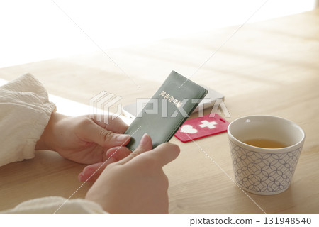 一位女士正在查看她的殘疾證明 131948540