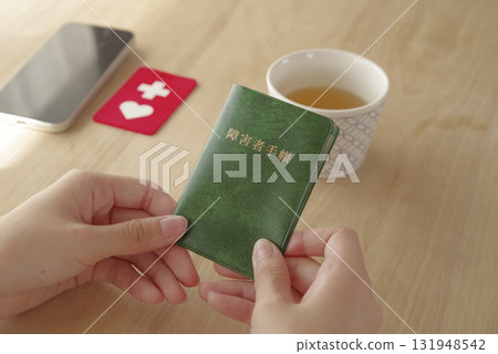 一位女士正在查看她的殘疾證明 131948542