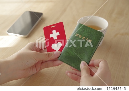 一位女士正在查看她的殘疾證明 131948543