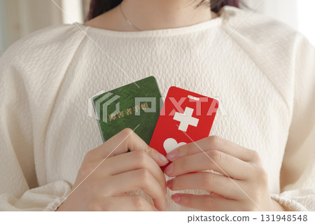 一名婦女胸前掛著殘障證明 131948548