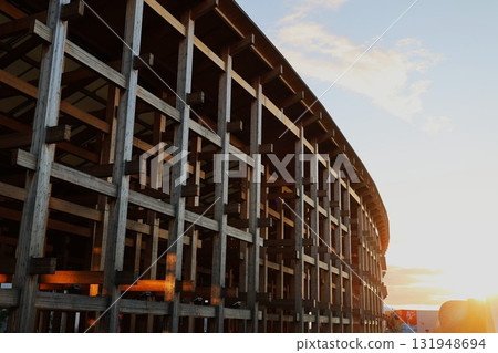 沐浴在夕陽下的大阪關西世博會大屋頂環 131948694