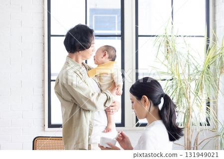 一對夫婦抱著一個嬰兒 131949021