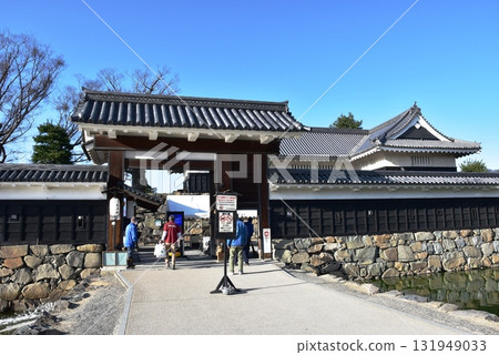 長野縣松本市的松本城黑門（二之門）、內護城河和售票處 131949033