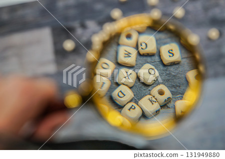 字母塊散落在地板上 131949880