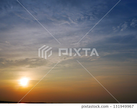 在夕陽下沾染的雲 131949967