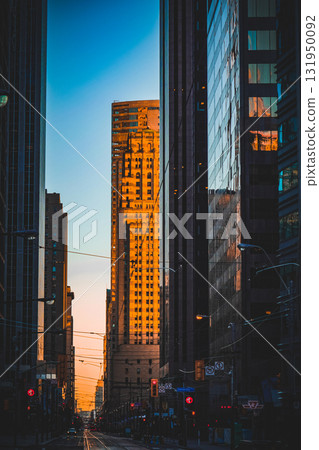 多倫多日落映照在玻璃上 131950092