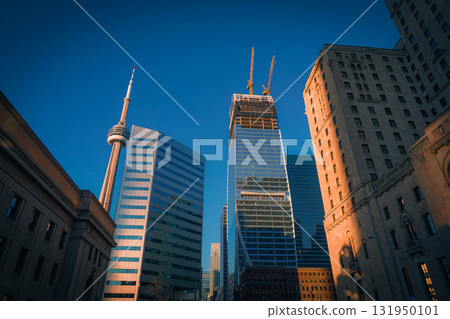藍天下高聳的建築 藍天下高聳的建築 131950101