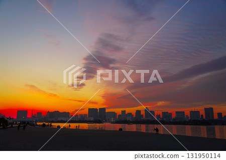 Sandy beach and Tokyo Bay sunset Sandy beach and Tokyo Bay sunset 131950114