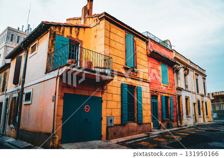 Vibrant houses in Arles 131950166