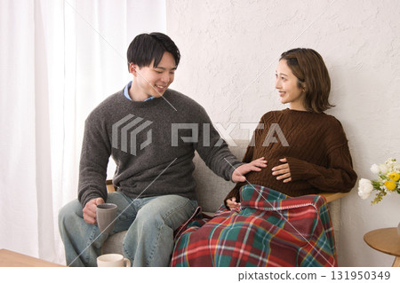 一對年輕夫婦在沙發上休息,孕婦 一對年輕夫婦在沙發上休息,孕婦 131950349