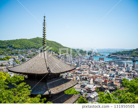 晴朗天氣下的尾道寺廟和街道 晴朗天氣下的尾道寺廟和街道 131950505
