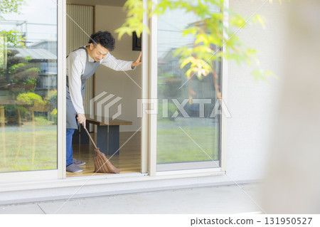 一個男人打開窗戶 131950527