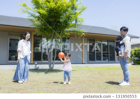 一家人在花園裡玩耍 131950553