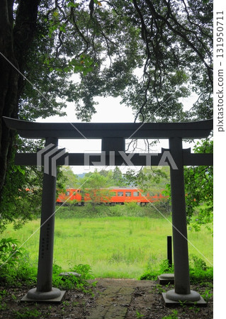 小湊鐵道“板橋車站和神社的鳥居” 小湊鐵道“板橋車站和神社的鳥居” 131950711