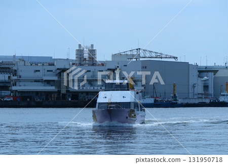 大阪港櫻島與天保山之間的Captain Line:停靠碼頭的觀光船 大阪港櫻島與天保山之間的Captain Line:停靠碼頭的觀光船 131950718