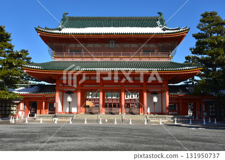 平安神宮的大天門在藍色的冬天天空下閃閃發光 131950737