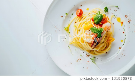 色彩繽紛的冷凍海鮮意麵,配上蝦子和西紅柿 色彩繽紛的冷凍海鮮意麵,配上蝦子和西紅柿 131950878