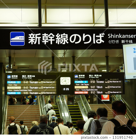 通勤上班族和外國遊客透過金澤站新幹線檢票口 131951740