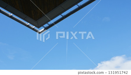 建築物的屋頂和在藍天飛行的飛機 131951742