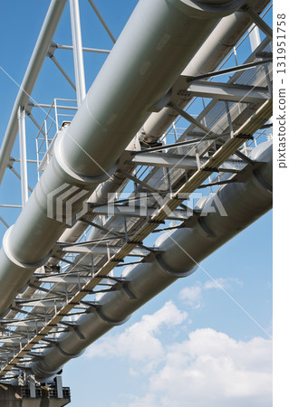 從河岸上幾乎正上方看到的水管橋和渡槽 131951758