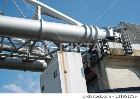 Side view of the water pipe bridge and a close-up of the aqueduct's connection to the ground 131951759