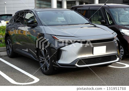 停車場裡排成一排的乘用車（Toyota bZ4X） 131951788