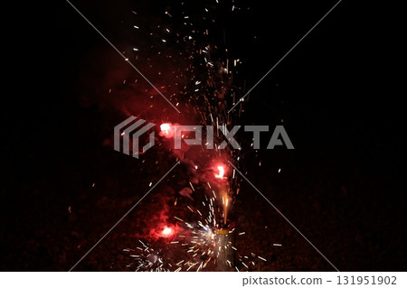 紅色煙火 131951902