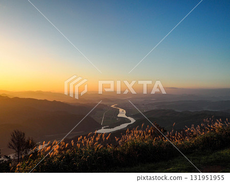 萊希山的晨曦中,蒲葦搖曳 萊希山的晨曦中,蒲葦搖曳 131951955