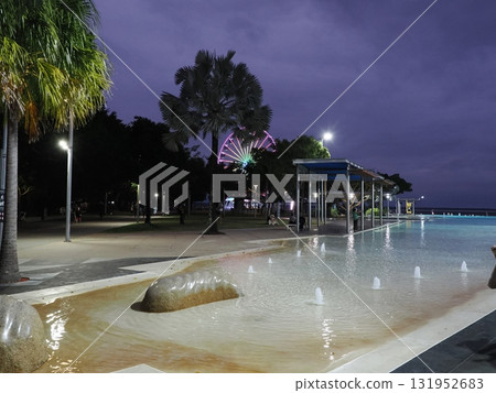 凱恩斯潟湖-夜晚的海濱,有噴泉和摩天輪 凱恩斯潟湖-夜晚的海濱,有噴泉和摩天輪 131952683