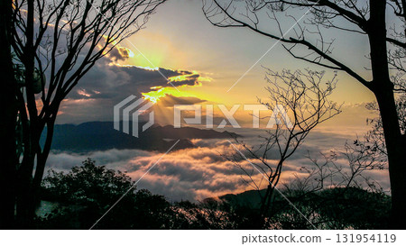 Sea of clouds and sunrise from Mount Raihi 131954119