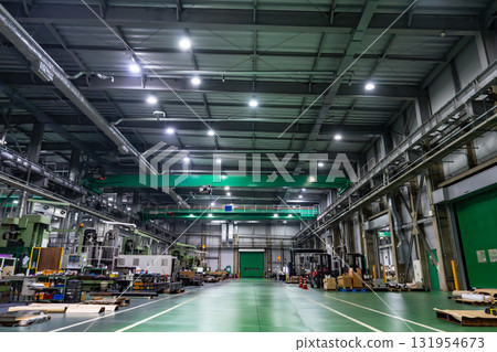 Inside the factory where machine tools are lined up 131954673